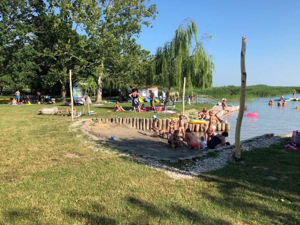 Beachfront Studio Apartman Lejlighedshotel Balatonfůzfő Eksteriør billede