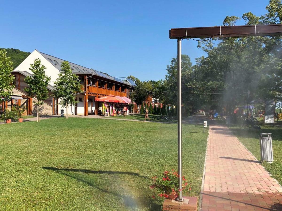Beachfront Studio Apartman Lejlighedshotel Balatonfůzfő Eksteriør billede